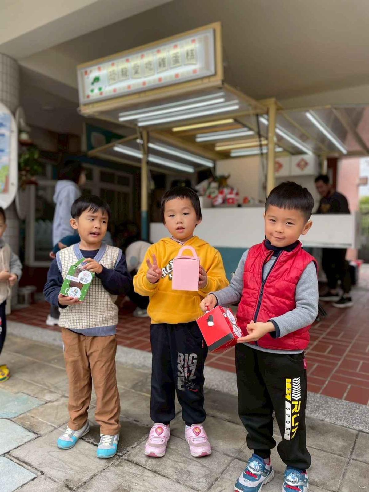 line_album_兒童節活動(婦幼隊宣導+雞蛋糕餐車)_250407_194 line_album_兒童節活動(婦幼隊宣導+雞蛋糕餐車)_250407_194